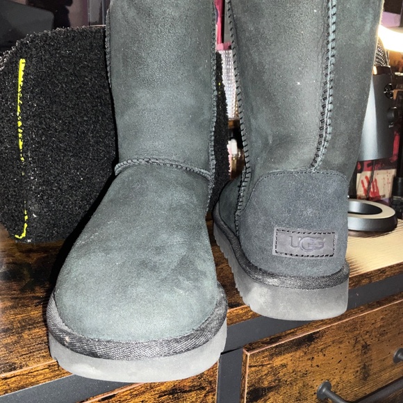 UGG CLASSIC SHORT - Picture 2 of 4